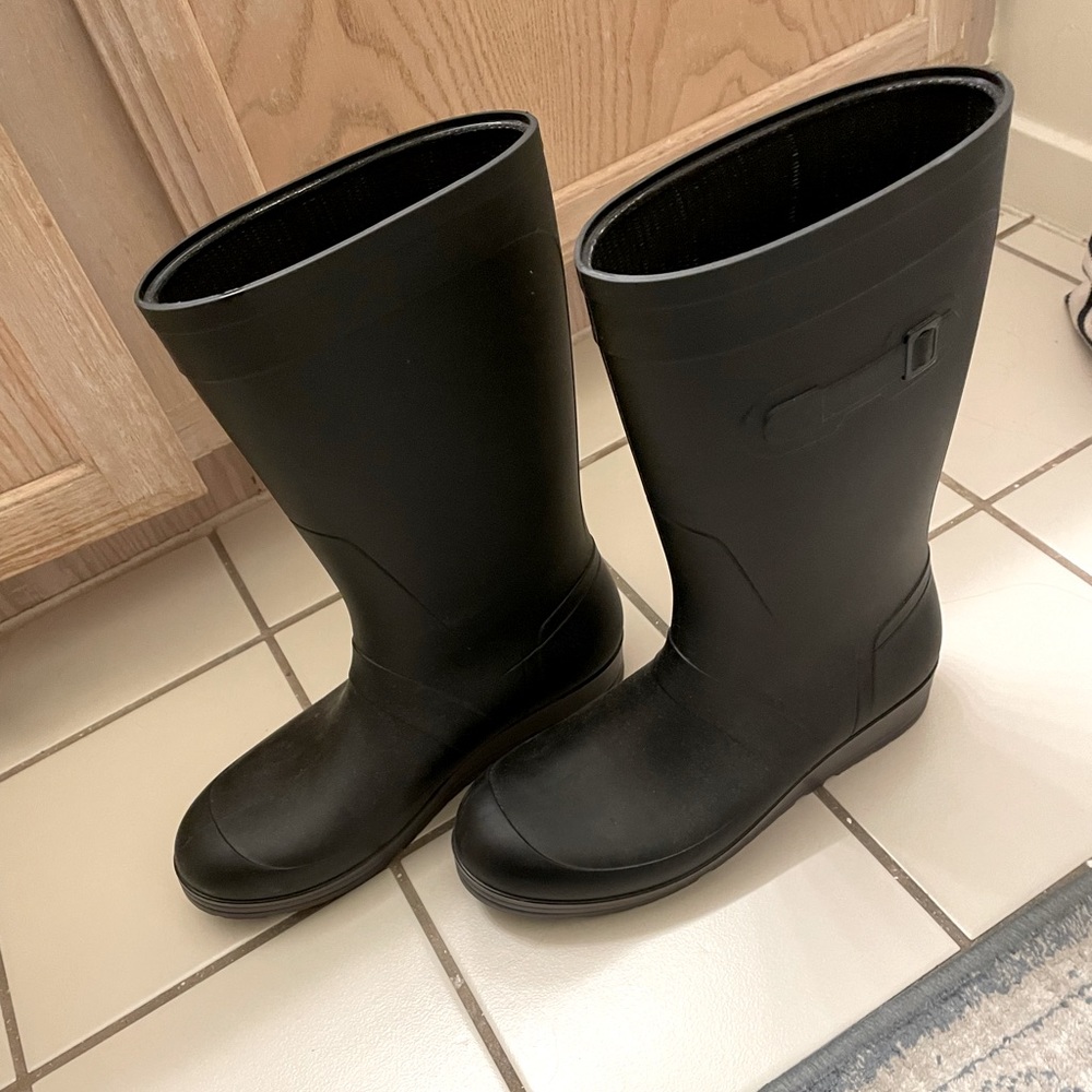 Women's black rain boots